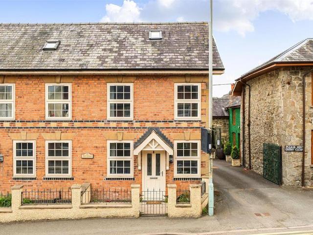 House for sale in Llanbadarn Fynydd, Wales