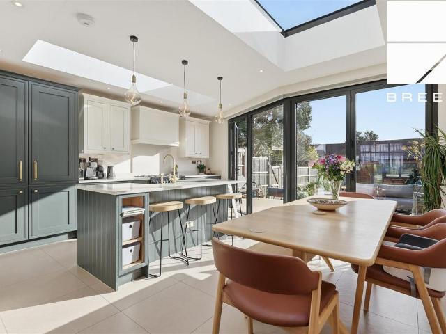 House for sale in Chingford Mount, Highams Park