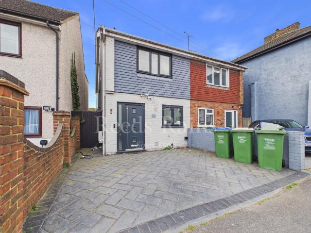 House for sale in Barnes Cray, Greater London
