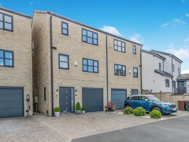 House for sale in Drighlington, Adwalton