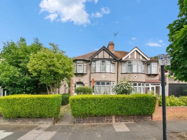House for sale in London Borough of Ealing, Greenford