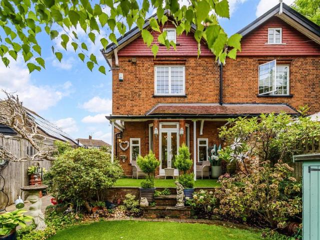 House for sale in Stoneleigh, Ewell