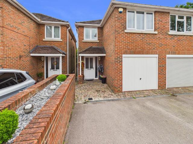 House for sale in Hedge End, Helford