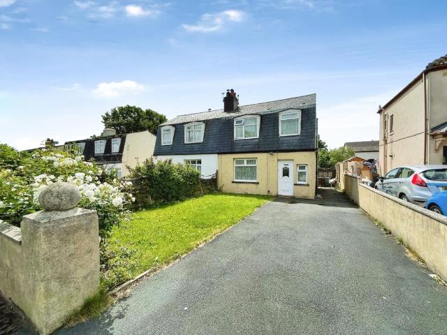 House for sale in Thornbury, West Yorkshire