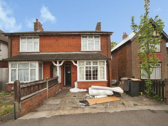 House for sale in Spring Park, Luton