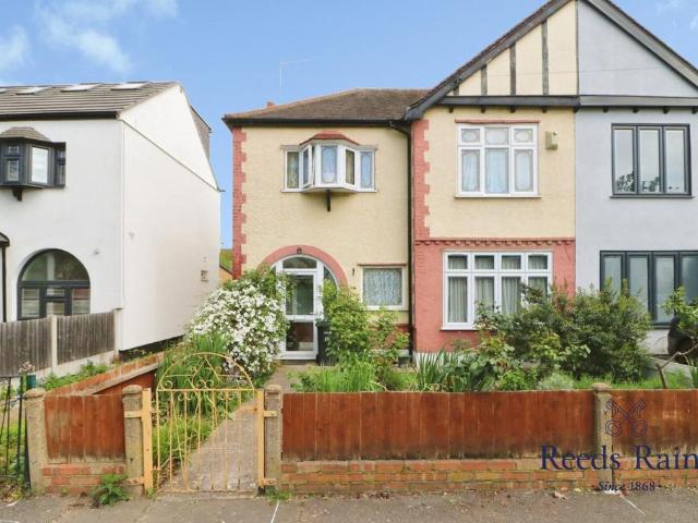 House for sale in Newbury Park, Greater London