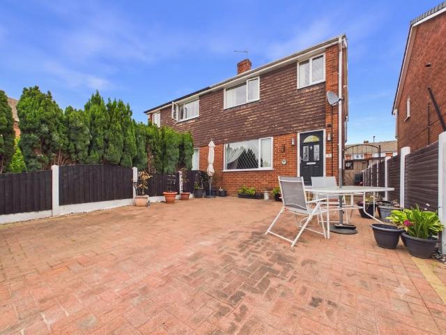 House for sale in Purston Jaglin, West Yorkshire