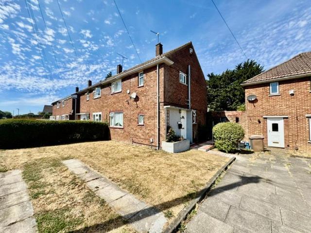 House for sale in Spring Park, Luton