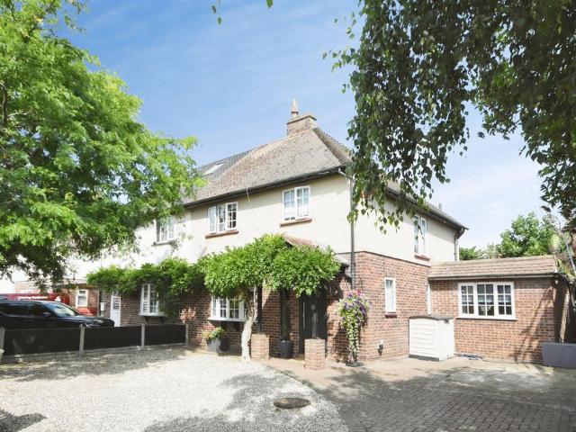 House for sale in Pilgrims' Hatch, Navestock Side