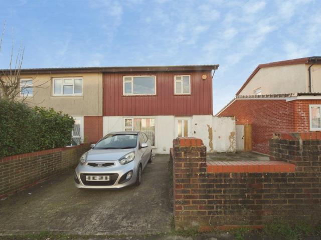 House for sale in Spring Park, Luton