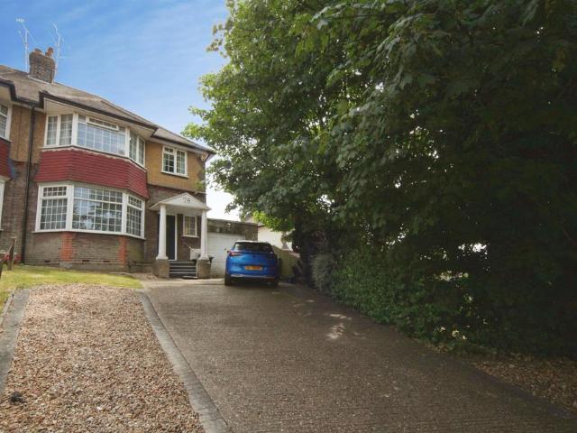 House for sale in Spring Park, Luton