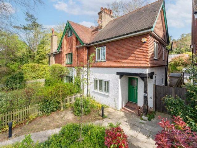 House for sale in London Borough of Croydon, Sanderstead