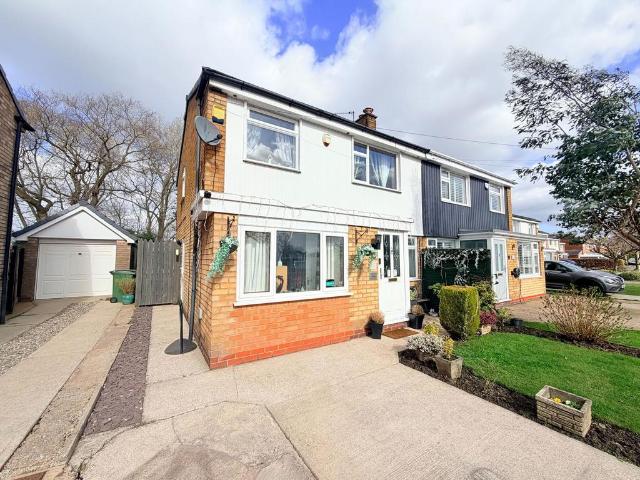 House for sale in Kitt's Moss, Cheadle Hulme