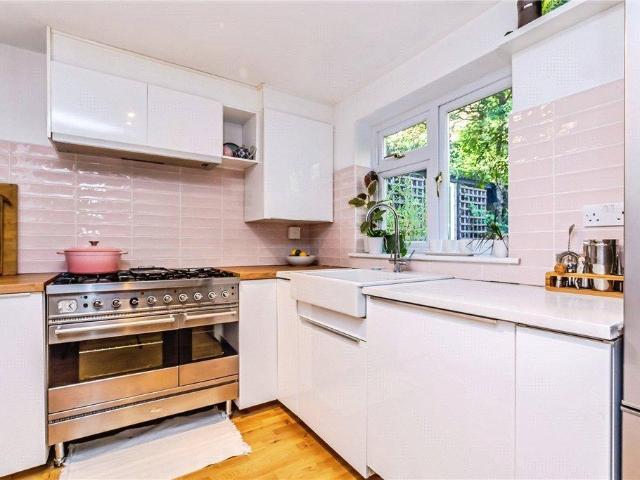 House for sale in Hillview, Surrey