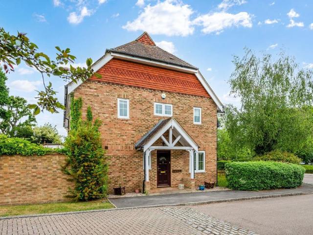 House for sale in Hillview, Surrey