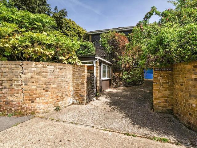 House for sale in London Borough of Lewisham, Forest Hill