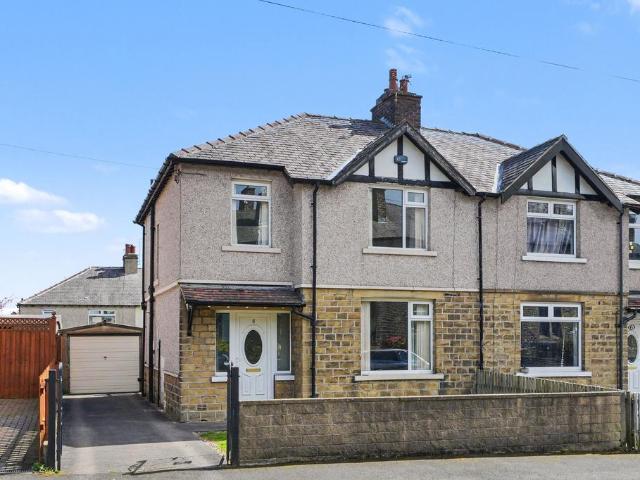 House for sale in Lindley, West Yorkshire