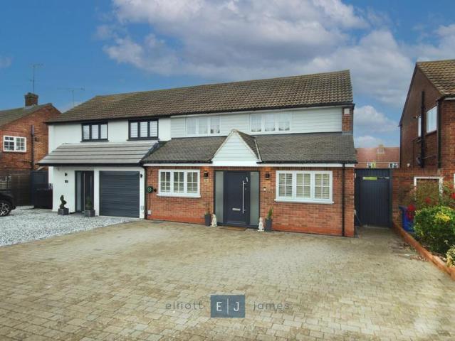 House for sale in Lambourne, Epping