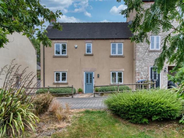 House for sale in Froggatt, East Midlands