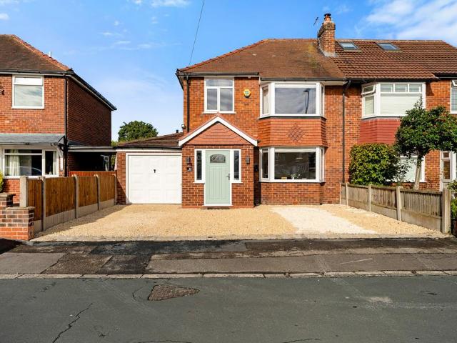 House for sale in Lakes Estate