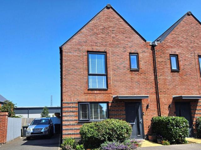 House for sale in Lee-on-the-Solent, Middlecroft