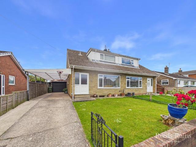 House for sale in Cayton