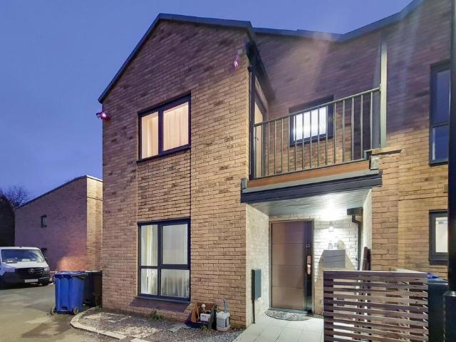 House for sale in Harrow Weald, Greater London
