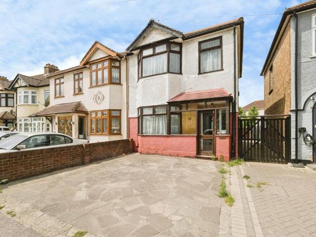 House for sale in South Hornchurch, Greater London