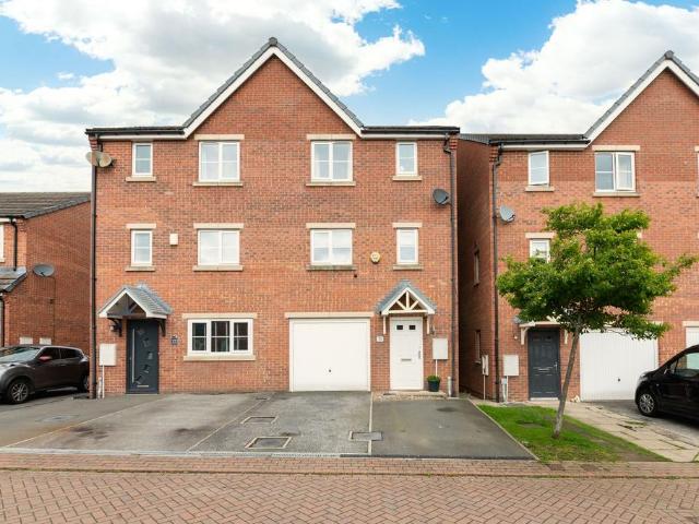 House for sale in Clayton West, West Yorkshire