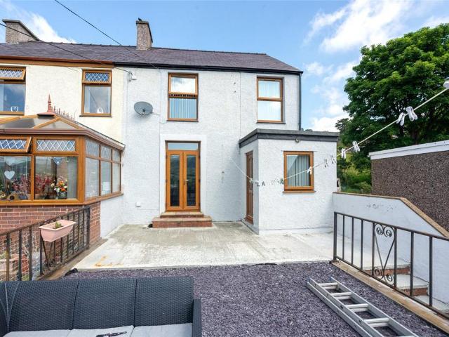 House for sale in Llanllyfni, Tal-y-sarn