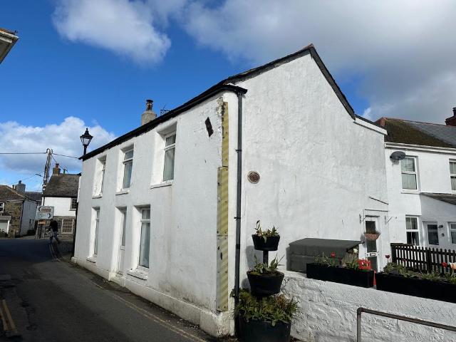 House for sale in Mullion, Cornwall
