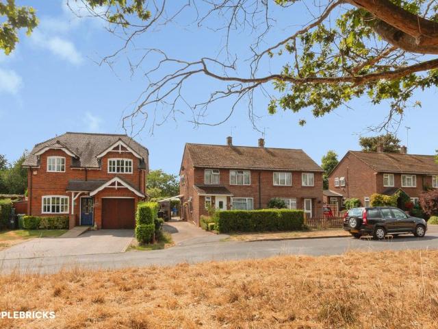 House for sale in Heol-las, Surrey