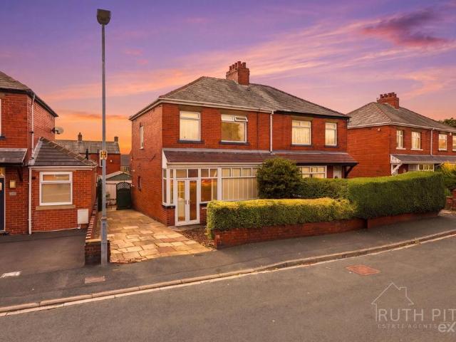 House for sale in Hanging Heaton, Dewsbury