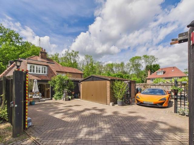 House for sale in Shottesbrooke
