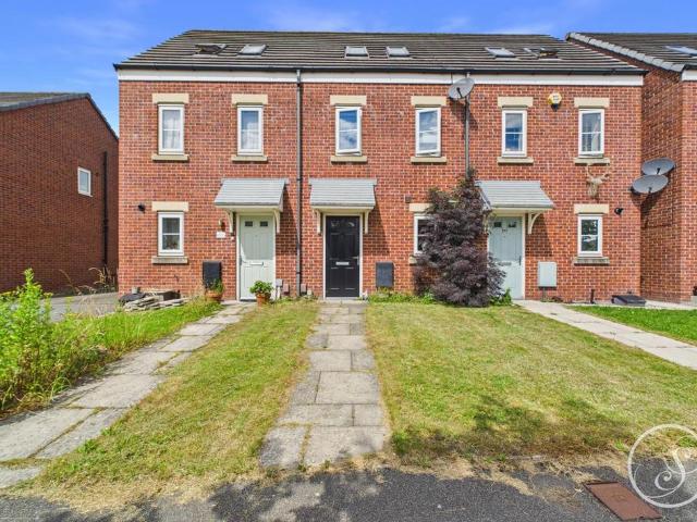 House for sale in Whinmoor, West Yorkshire