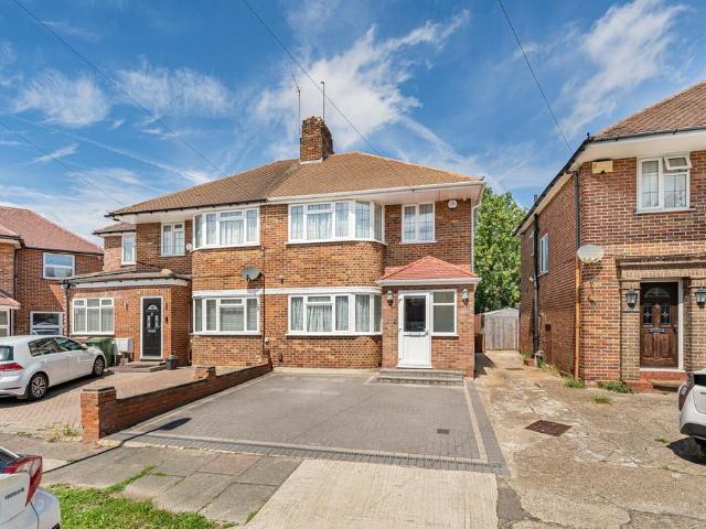 House for sale in Little Stanmore, Greater London