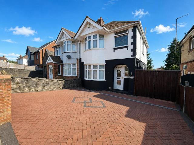 House for sale in Spring Park, Luton