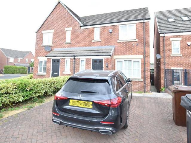 House for sale in Whinmoor, West Yorkshire