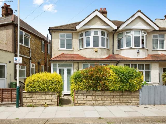 House for sale in Rush Green, Greater London