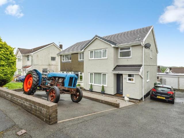 House for sale in Llannon, Wales