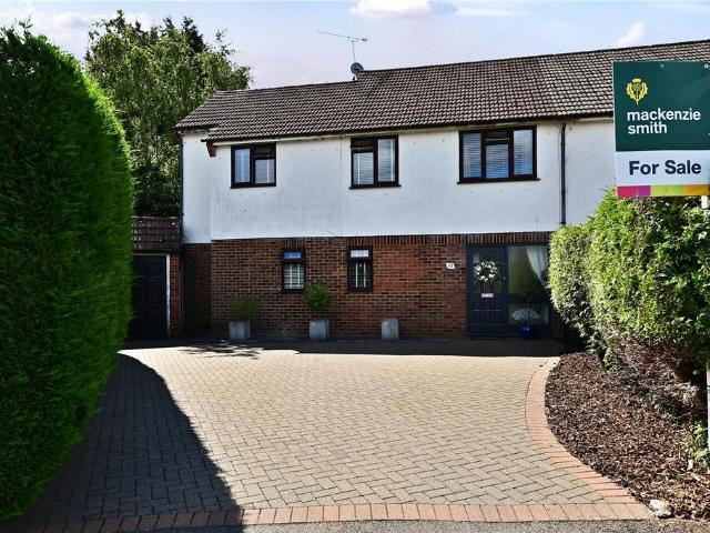 House for sale in Heol-las, Surrey