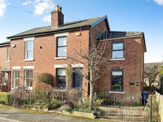 House for sale in Kitt's Moss, Bramhall
