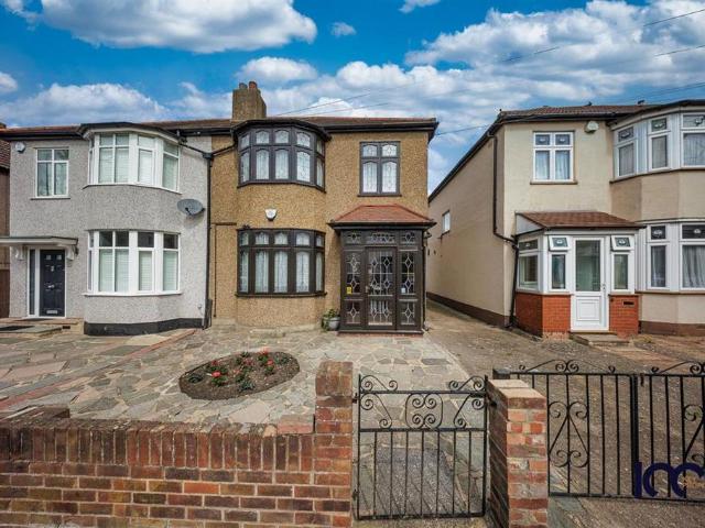 House for sale in Gidea Park, Greater London