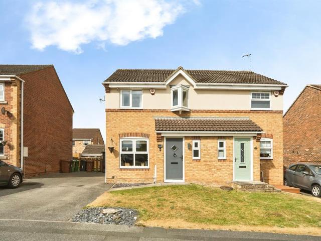 House for sale in Farnley, West Yorkshire