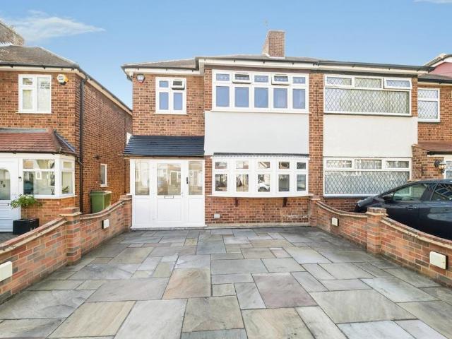 House for sale in Elm Park, Greater London