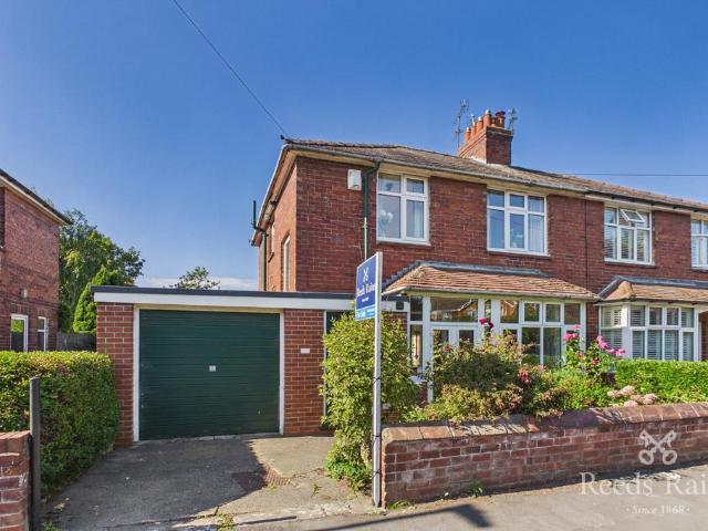 House for sale in Dringhouses, York