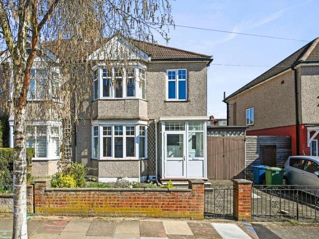 House for sale in Harrow Weald, Greater London