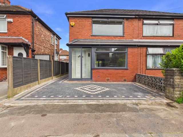 House for sale in Guide Bridge, Greenheys