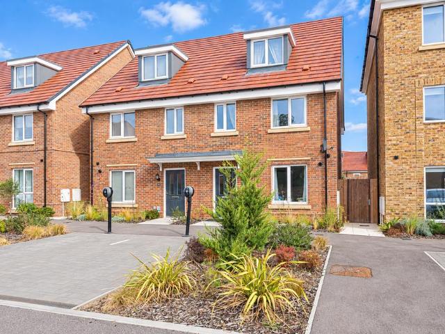 House for sale in North Ascot, Ascot