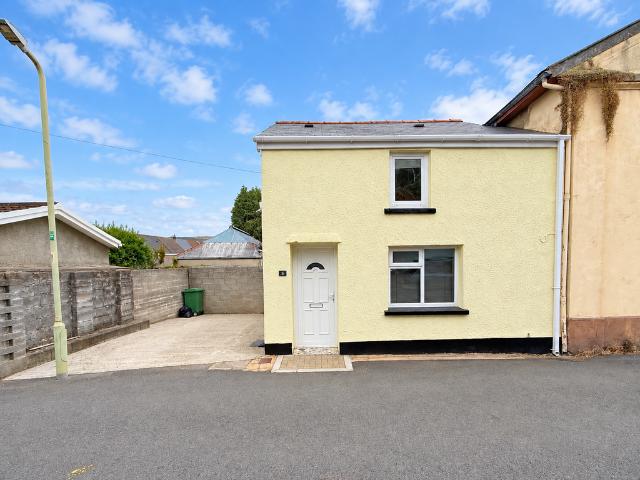 House for sale in Robertstown, Trecynon